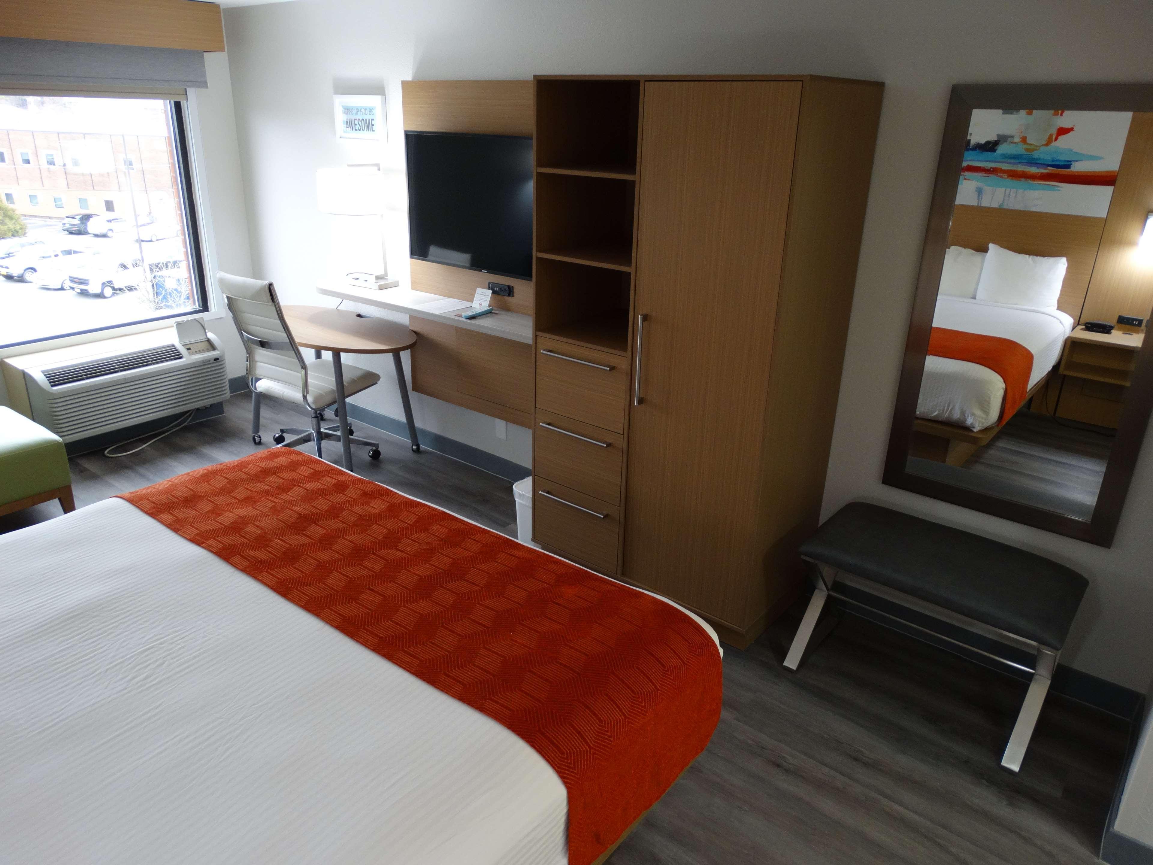 Best Western Plus Executive Hotel Richmond Dumbarton Экстерьер фото
