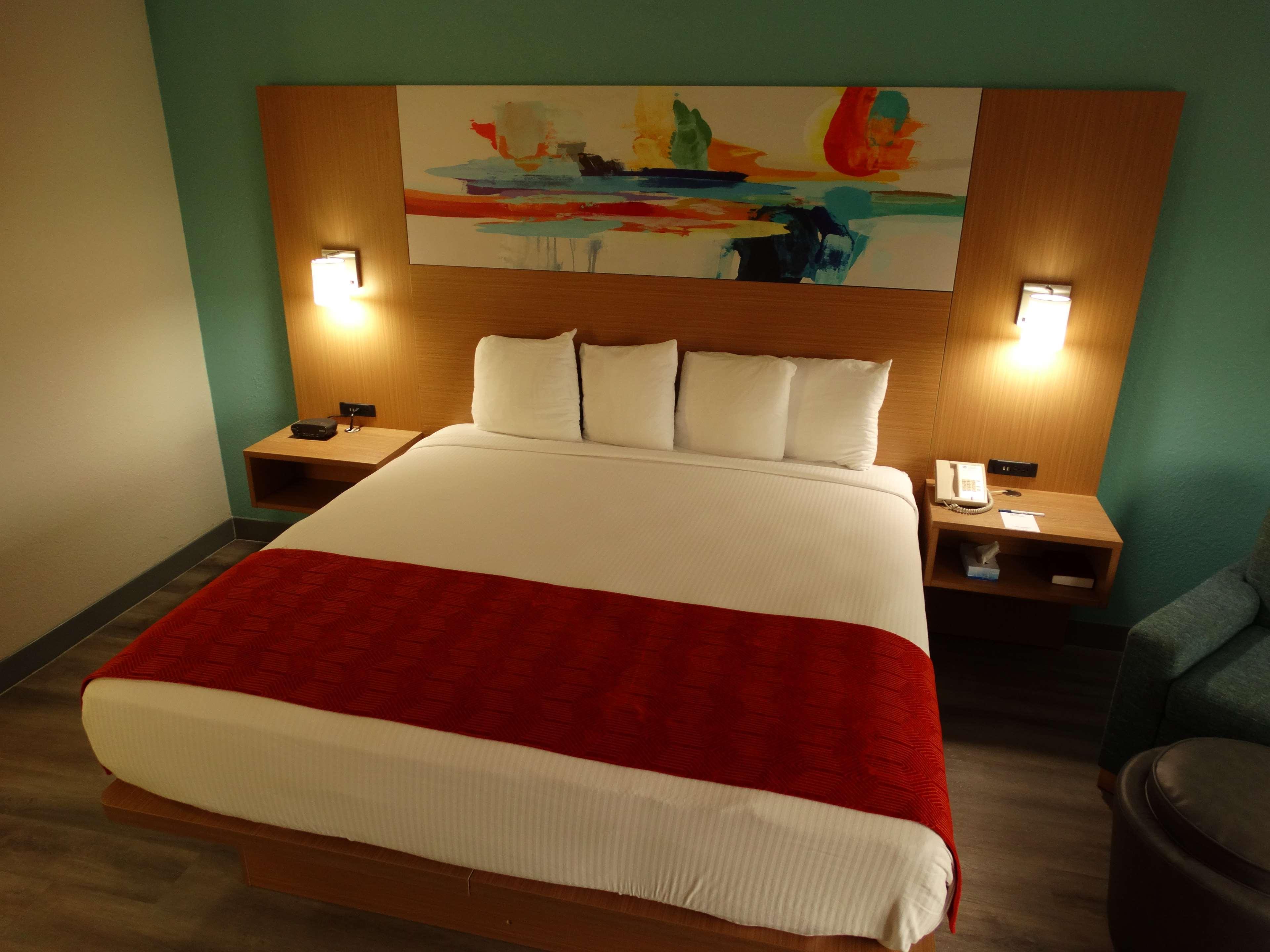Best Western Plus Executive Hotel Richmond Dumbarton Экстерьер фото