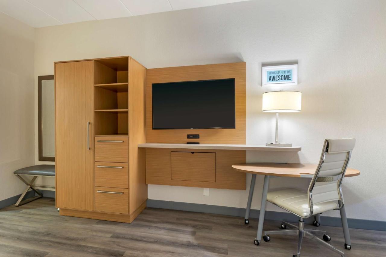 Best Western Plus Executive Hotel Richmond Dumbarton Экстерьер фото