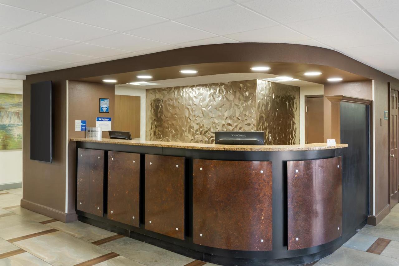 Best Western Plus Executive Hotel Richmond Dumbarton Экстерьер фото